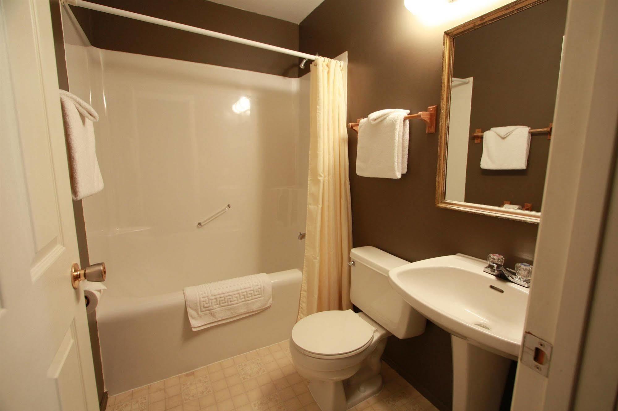 Whitewater Bed & Breakfast 3*